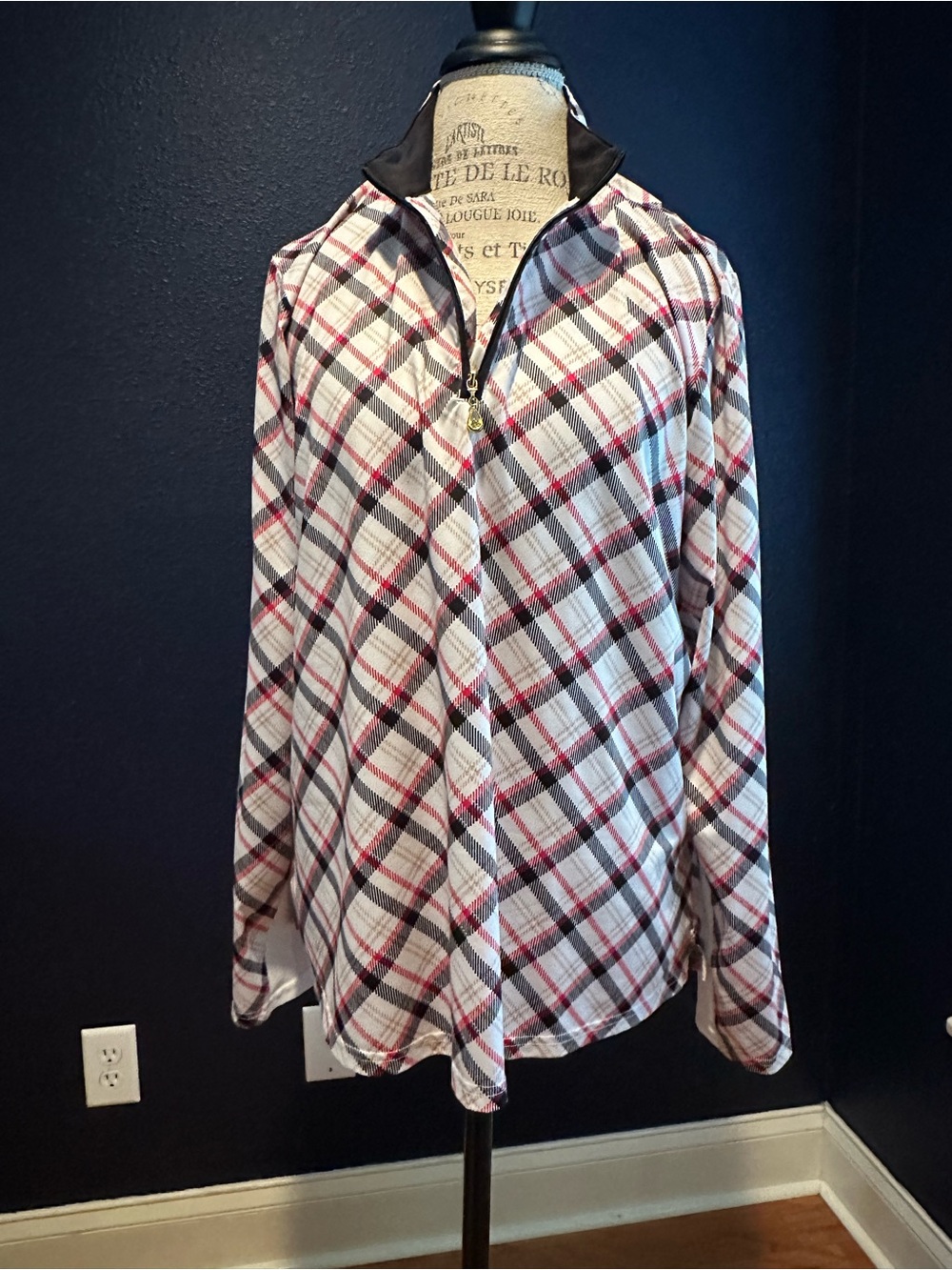 SanSoleil Zip-Front Plaid Athletic Top in White, Red & Black